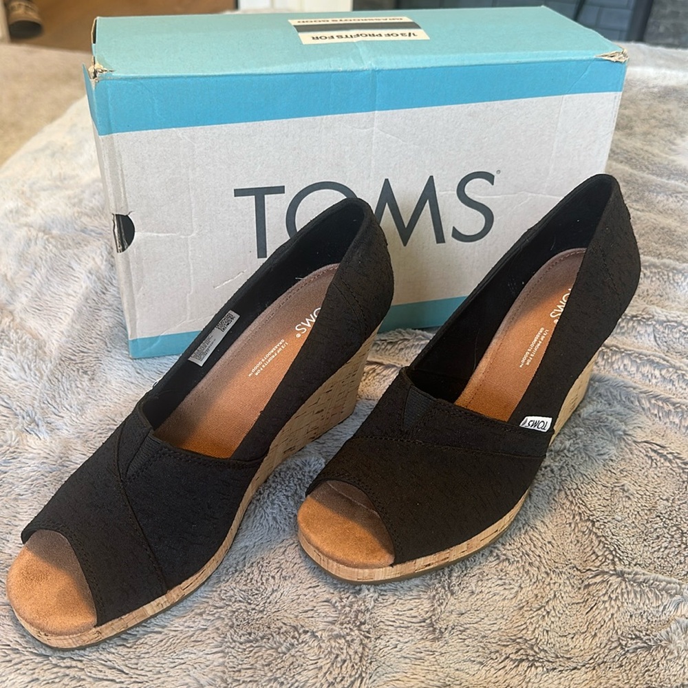 TOMS, classic wedge cork sandal. Black. 9 US women’s